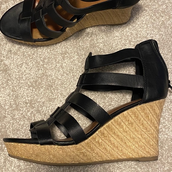 Brash Wedge Sandals - Picture 2 of 3